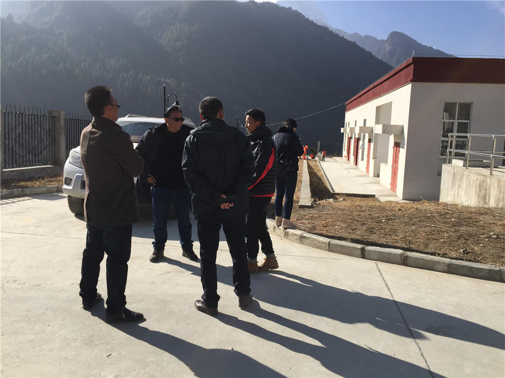 日喀則市環(huán)保督導組蒞臨吉隆縣污水處理廠檢查并指導工作，我吉隆縣環(huán)保局局長和分管縣長熊等領導陪同